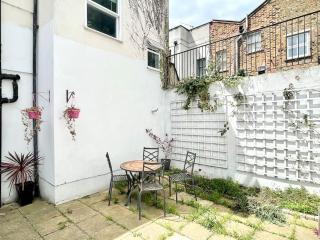 *NEW* Beautiful 2 Bedroom House in Central Location - London - 2