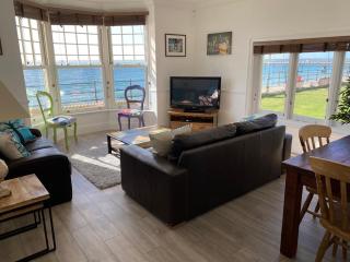 Promenade Apartment with own Beach Hut - Totland - 9
