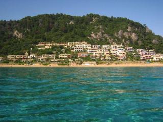 Alexandras On The Beach and Pool apt - 1