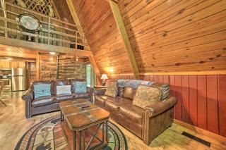 A-Frame Gatlinburg Cabin with Deck and Private Hot Tub - Gatlinburg - 7