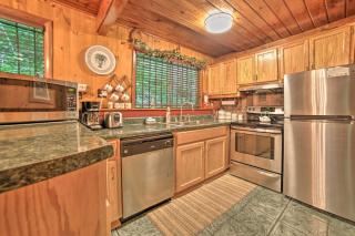 A-Frame Gatlinburg Cabin with Deck and Private Hot Tub - Gatlinburg - 3