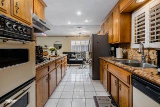 Cozy Hygge Home Centrally Located 2 King Beds - 3