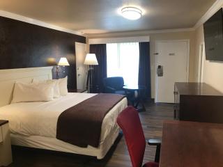 Abby's Anaheimer Inn - Across Disneyland Park - 1