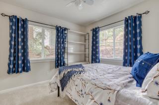 3 BR Home, Short Walk to Town Dog-Friendly - 8