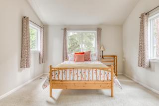 3 BR Home, Short Walk to Town Dog-Friendly - 4