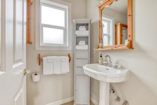 3 BR Home, Short Walk to Town Dog-Friendly - 2