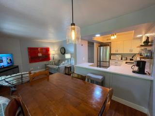 Next to Lake, Pool, 10 Acre Park, 1 Mile to Town, Best Prices - 4