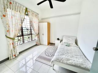 Tropika Homestay Bangi with 3 Bedrooms - Kajang - 7