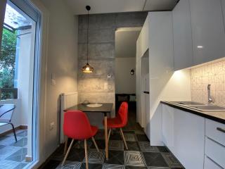 Industrial Elegance Studio - 2' from Aristotelous - 2