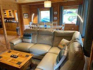 Luxury 3 bedroom, 3 bathroom lodge with hot tub - 2