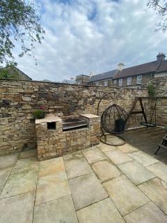 Town villa with charming garden, bbq area & Sleeps 6 - Cashel - 7