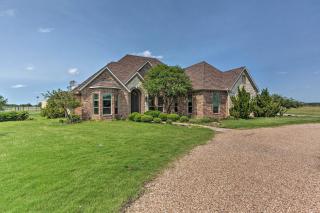 Chic Ranch Villa Less Than 5 Mi to Lake Ray Roberts! - 9