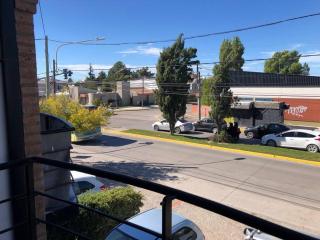 Amplia casa dos pisos, estacionamiento, patio. - Puerto Madryn - 0
