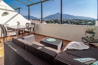 Spacious 2 Bedroom Apartment in Puerto Banus with a Private Terrace and Mountain Views - Marbella - 4