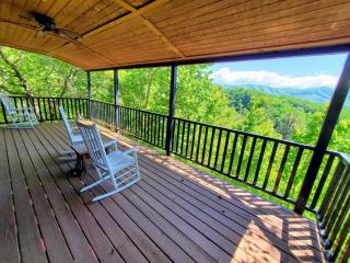 Mountain Ridge 2 King Bedrooms, Hot Tub, Mountain Views, FREE Tickets - Pigeon Forge - 0