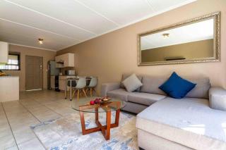 Modern 2 Bedroom Apartment around Monte Casino - Sandton - 3