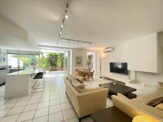 Vouliagmeni‘s Secret Garden near the Sea - 1