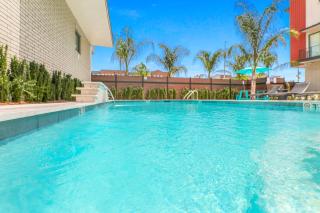 Luxury 3-Story Home w Pool & Parking garage - 2
