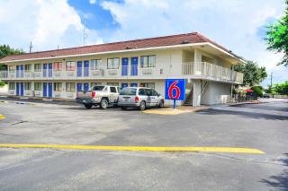 Motel 6-Huntsville, TX - 9