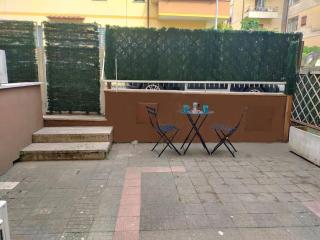 GEMELLI HOLIDAYS - Monte Mario Station connecting to center in 20 minutes, 2 easy lofts, groundfloor with courtyard, mezzanine bedroom, baby & pet friendly, 2 steps from groceries, restaurants, park, bus, cycle path - Warm guest care in 4 languages - Rome - 2