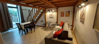 GEMELLI HOLIDAYS - Monte Mario Station connecting to center in 20 minutes, 2 easy lofts, groundfloor with courtyard, mezzanine bedroom, baby & pet friendly, 2 steps from groceries, restaurants, park, bus, cycle path - Warm guest care in 4 languages - Rome - 3