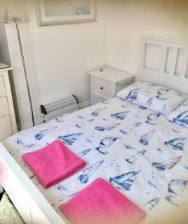 BARBIE HOUSE , 2 Bedroom Garden Apartment with Private Car Space , Opposite Paignton Pier , 2 Double Beds , 2 Single beds Kitchen & Air Fryer , Reception to Help you - 1