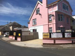 BARBIE HOUSE ,OPPOSITE The BEACH & PAIGNTON PIER , 2 Bedroom APARTMENT with Private Car space & Garden , Free Access next Door to the Stunning BALLET & MAKE UP SCHOOL & a Beautiful LADYS BEAUTY SALON - Paignton - 3