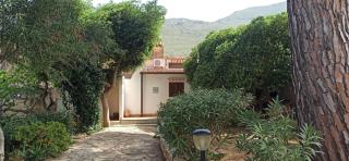 Villa indipendente con patio giardino e parcheggio - Castelluzzo - 0