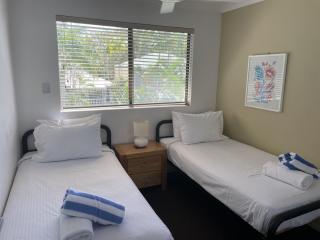 COCKLESHELL10 7 Tropical Apartment with Pool Area - 2