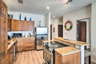 Pool Access, Walk to Beach Galveston Condo! - Galveston - 5