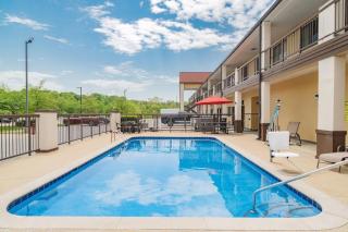 Super 8 by Wyndham Columbia - Columbia - 8