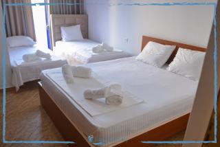 Blue Balcony Hotel - Golem - 8