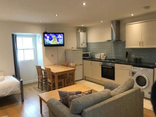 Spacious Two Double Bedrooms Flat, H 5 - 7