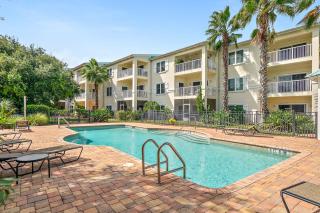 Dog-friendly vacation home close to the beach with pool & screened porch - 9