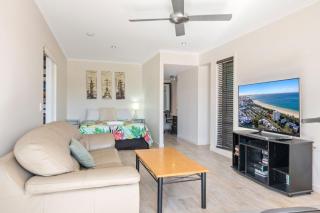 Remarkable Six Bedroom Waterfront Home! Perfect for the extended family - Mooloolaba - 4