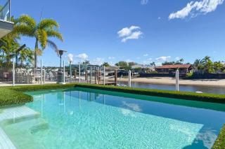 Remarkable Six Bedroom Waterfront Home! Perfect for the extended family - Mooloolaba - 0
