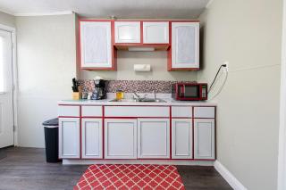 The Rubi Lounge - Private Rooms with Shared Kitchen, Living Room And Bathroom Free Street Parking Near Downtown - 4