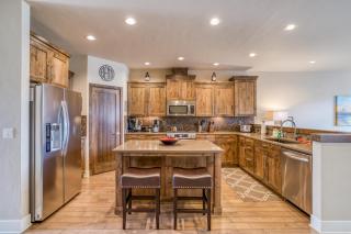 Deschutes Landing at the Old Mill Riverfront - Meredith Lodging - 3