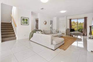 Jo's Sanctuary- 4 Bdrms Sleeps 10 Beach & scrub - 1