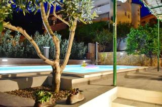 Villa Vlade- from the heated pool to the beach in 1 minute - 2