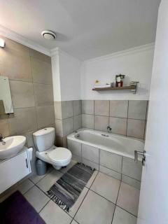 Modern, trendy and comfortable 2 bedroom apartment in Cape Town - 5