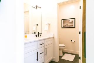 LUX Modern Chalet, Pool & Hot Tub, 10 Mins to the Mountain & Incredible Views - Whitefish - 4