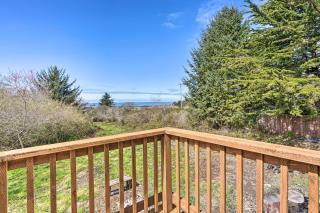 Bungalow with Wraparound Deck - 8 Mi to Brookings - Smith River - 9