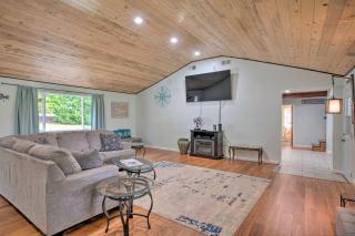 Bungalow with Wraparound Deck - 8 Mi to Brookings - 7