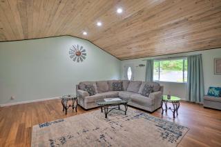 Bungalow with Wraparound Deck - 8 Mi to Brookings - Smith River - 5