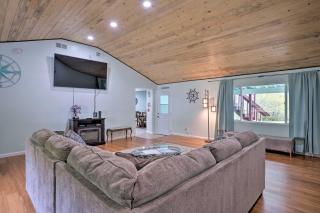 Bungalow with Wraparound Deck - 8 Mi to Brookings - Smith River - 6