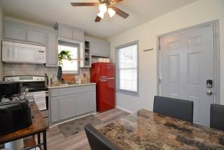 SuperValue Suite #4 @ East End Revitalized - Houston - 9