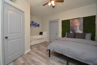 SuperValue Suite #4 @ East End Revitalized - Houston - 4