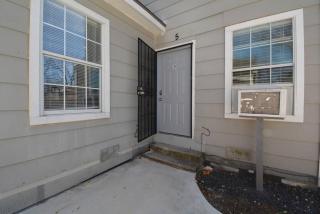 SuperValue Suite #5 @ East End Revitalized - Houston - 5