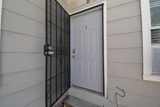 SuperValue Suite #5 @ East End Revitalized - Houston - 4